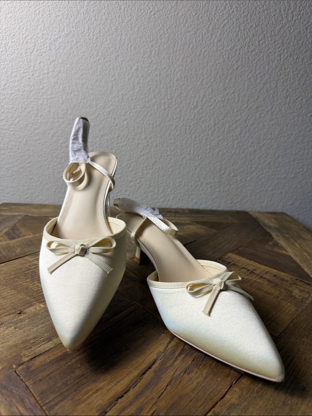 Size 8 Coutgo Ivory Pointed-Toe Slingback Heels with Decorative Bow